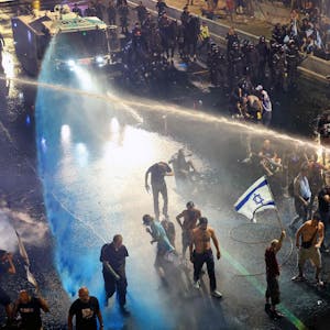 Bei Zusammenstößen zwischen der Polizei und Demonstranten kam es bei Massenprotesten in Israel zu Verletzten.