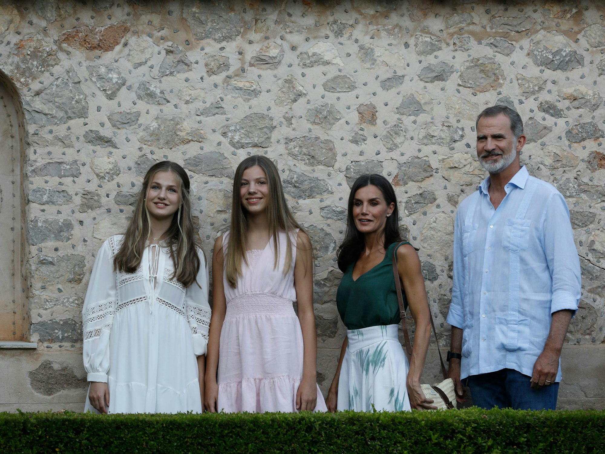 König Felipe VI. und Königin Letizia mit ihren Töchtern Kronprinzessin Leonor und Infantin Sofia (2.v.l) besuchen Cartoixa de Valldemossa. Die spanische Königsfamilie hat ihren jährlichen Sommerurlaub auf Mallorca begonnen.
