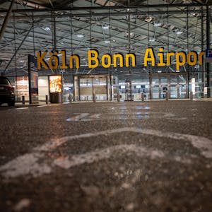 10.02.2023, Köln: Am Flughafen Köln-Bonn darf auch nachts gestartet und gelandet werden.