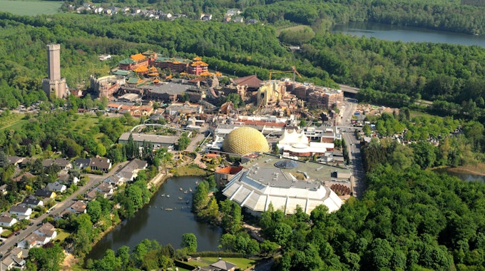 Eine Luftaufnahme zeigt das Phantasialand in Brühl im Jahr 2008.