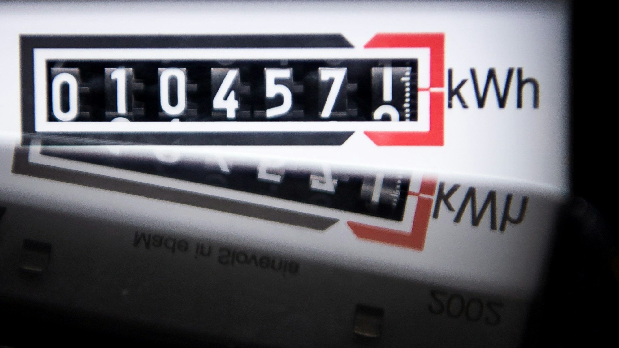 Ein Stromzähler zeigt in einem Mietshaus die verbrauchten Kilowattstunden an. (Symbolbild)