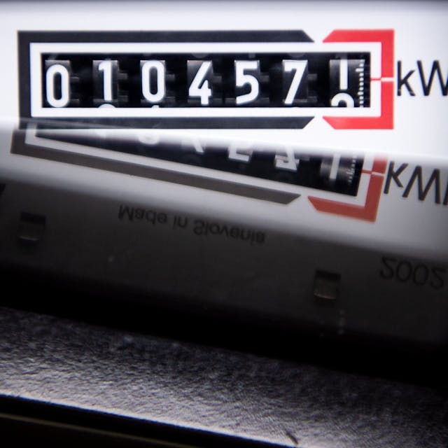 Ein Stromzähler zeigt in einem Mietshaus die verbrauchten Kilowattstunden an. (Symbolbild)