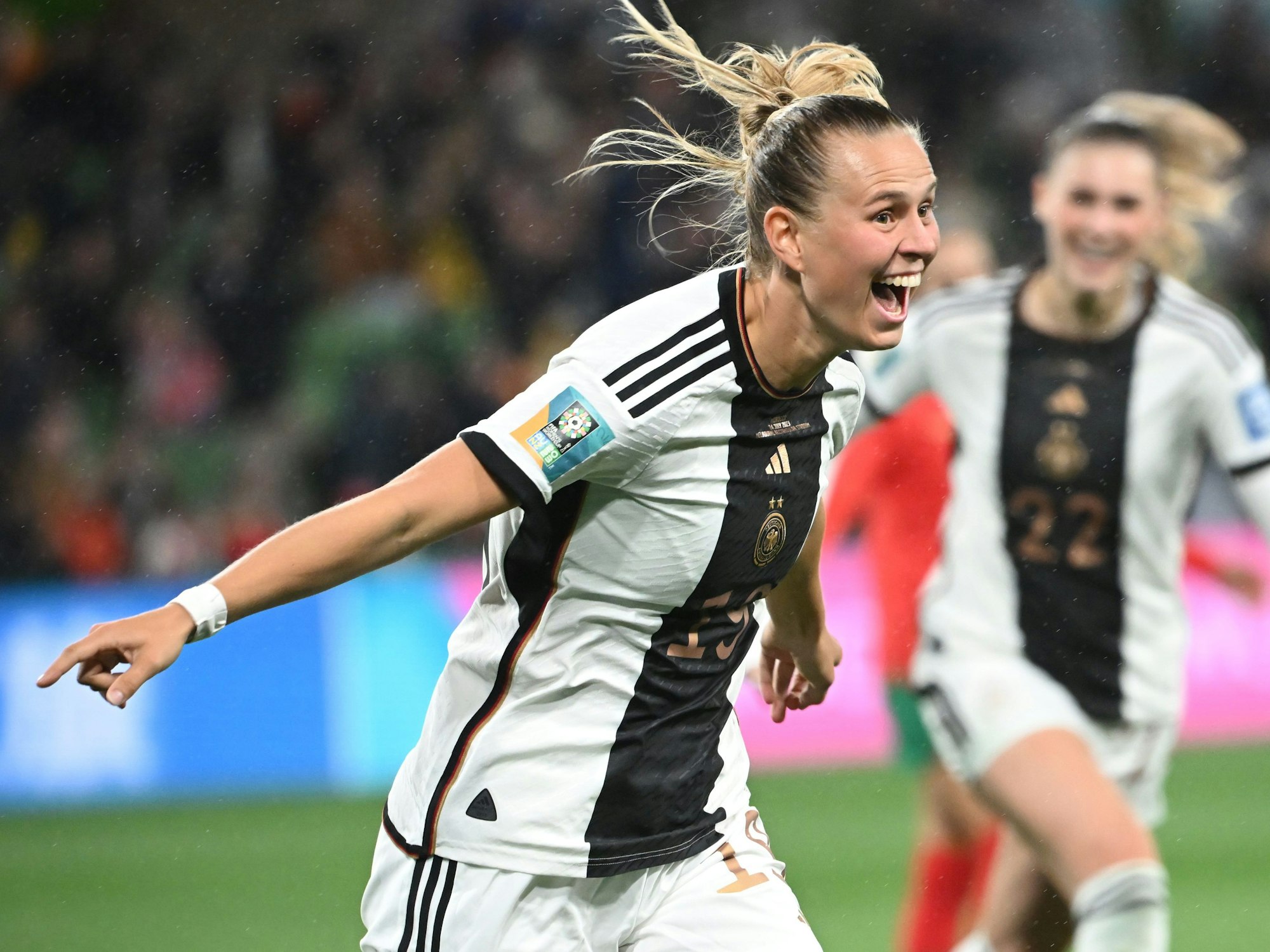 Deutschlands Klara Bühl freut sich über ihren 3:0 Treffer.