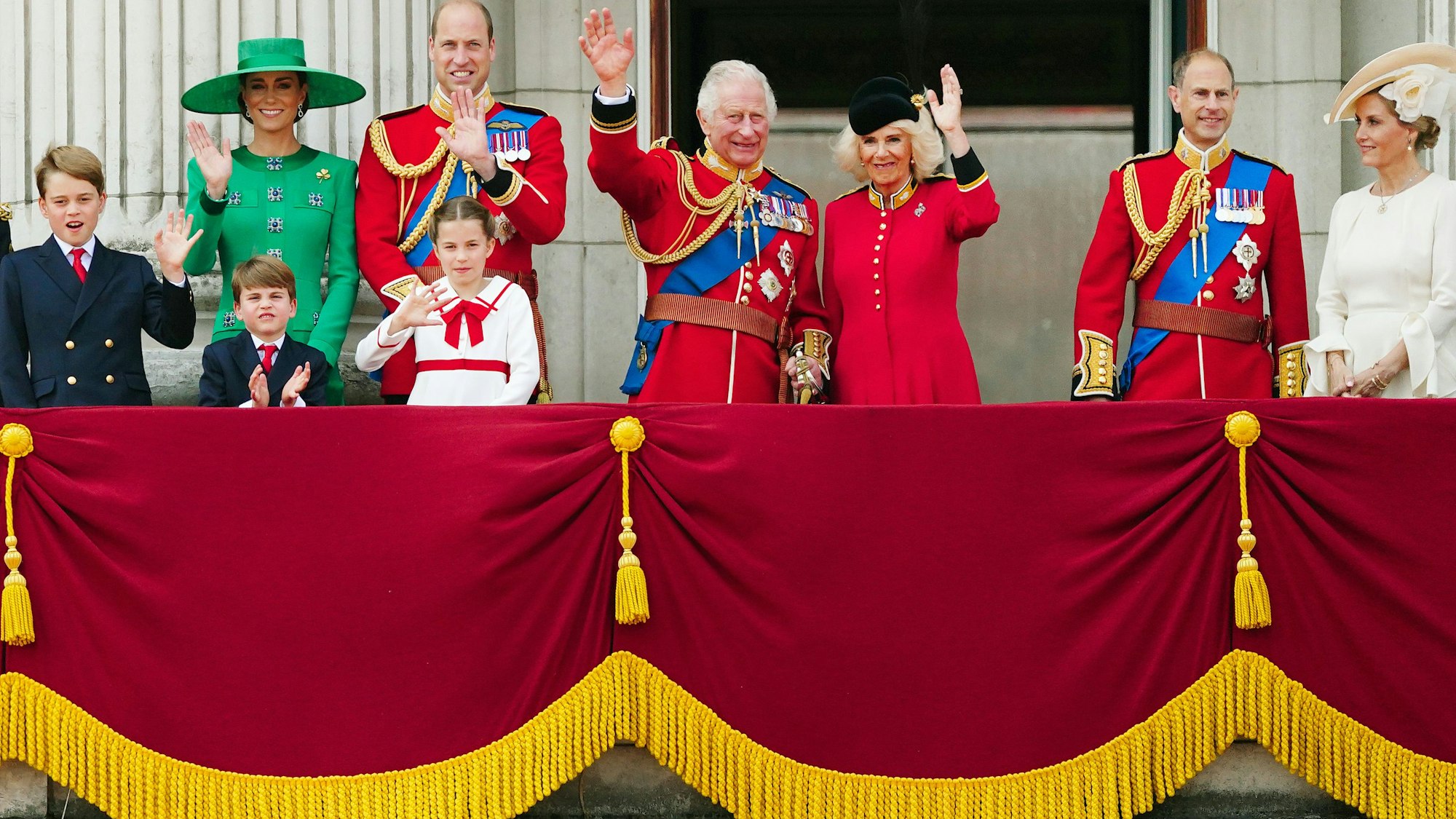 Prinz George (l-r), Prinz Louis, Kate, Prinzessin von Wales, William, Prinz von Wales, Prinzessin Charlotte, König Charles III. von Großbritannien, Königin Camilla von Großbritannien, Prinz Edward, Herzog von Edinburgh und Sophie, Herzogin von Edinburgh auf dem Balkon des Buckingham Palastes in London, um die Flugschau im Anschluss an die «Trooping the Colour»-Zeremonie zu verfolgen.