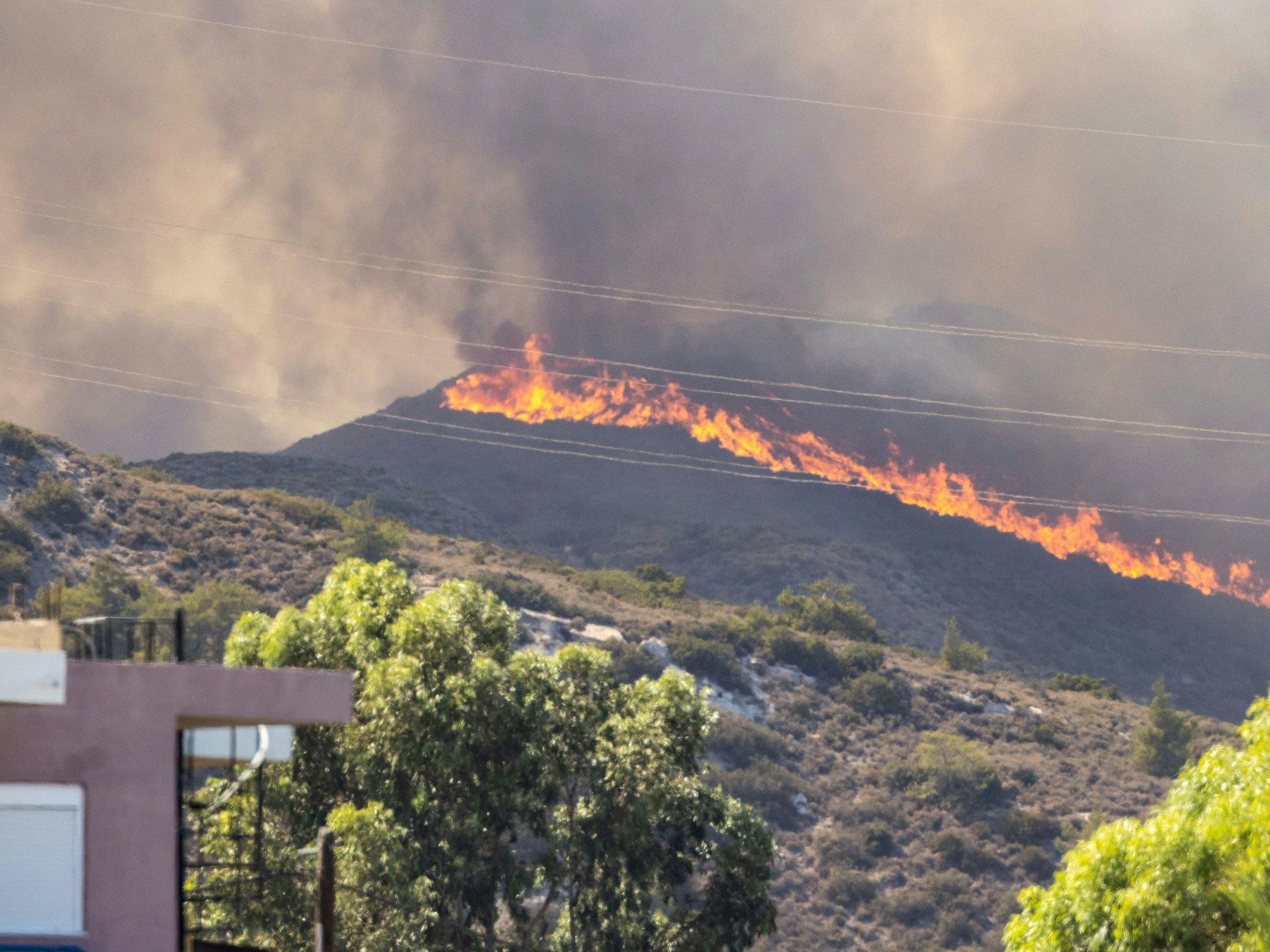 Ein Waldbrand nahe der Ortschaft Gennadi auf der griechischen Insel Rhodos, hier im Juli 2023.