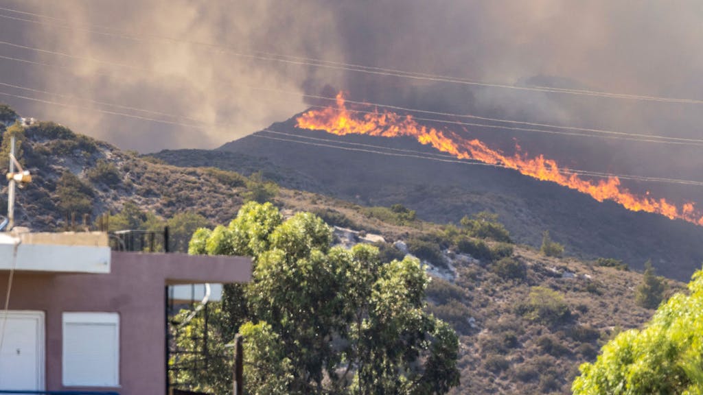 Ein Waldbrand nahe der Ortschaft Gennadi auf der griechischen Insel Rhodos, hier im Juli 2023.&nbsp;