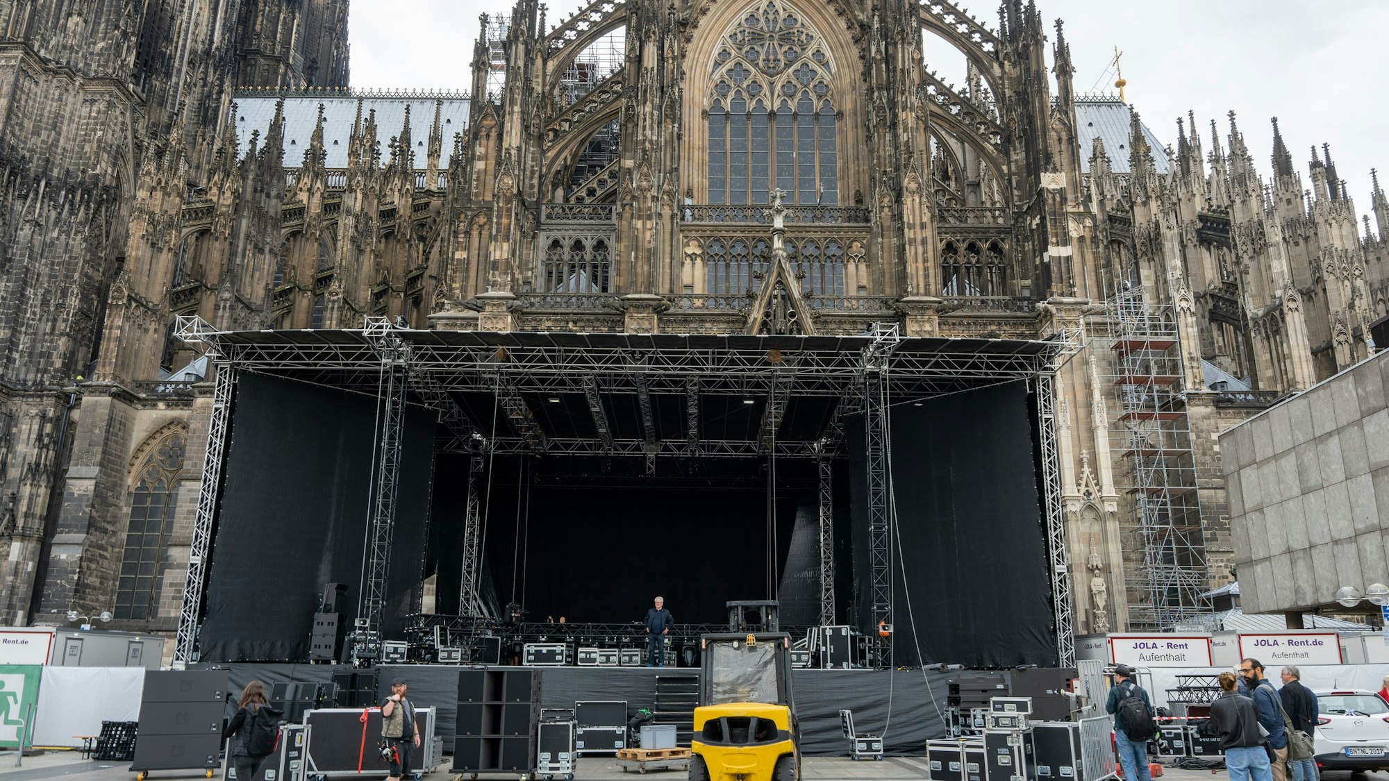 Vor dem Dom wird die Bühne für „Weltstars auf dem Roncalliplatz“ aufgebaut.