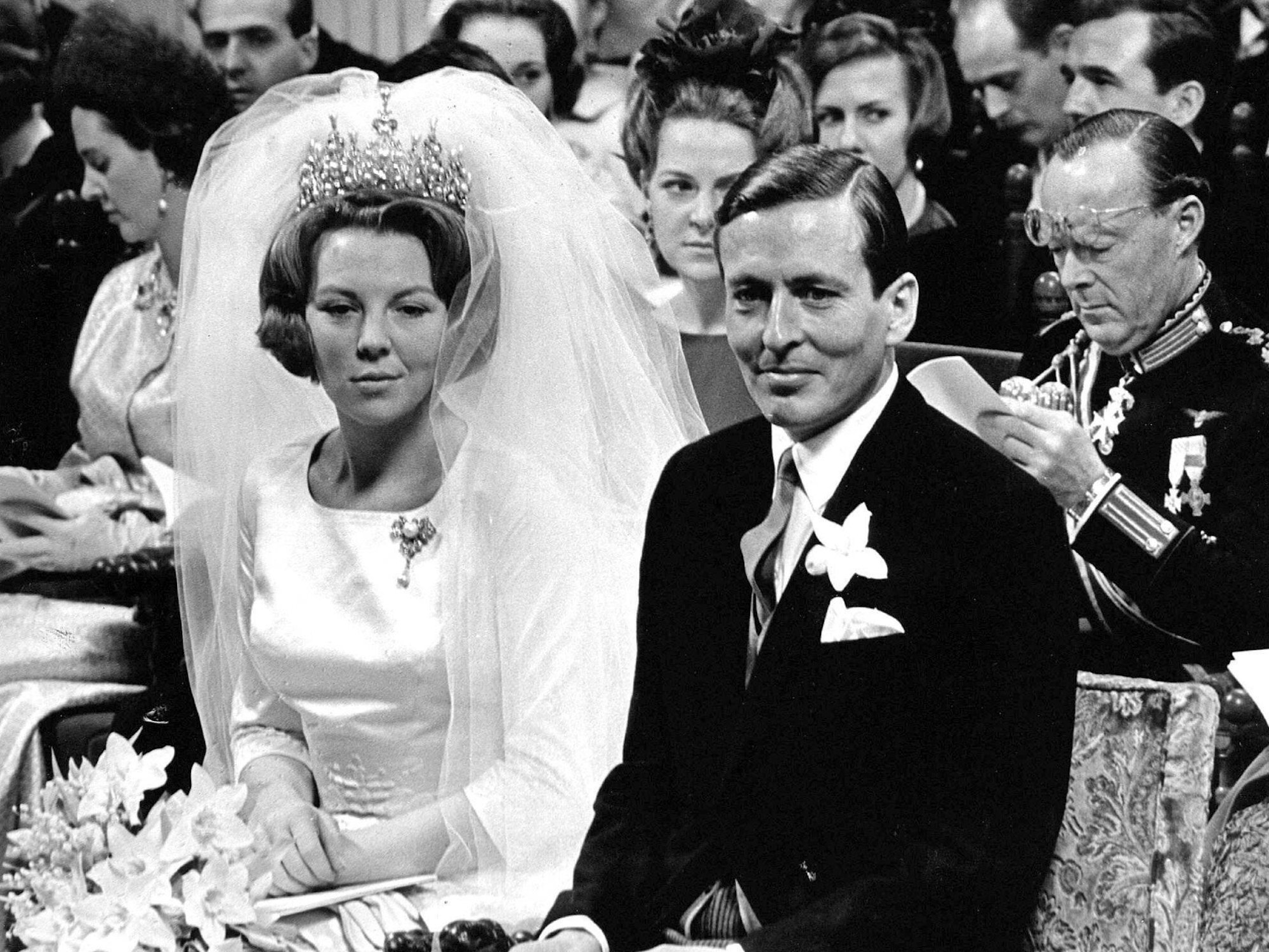 Kronprinzessin Beatrix der Niederlande und Prinz Claus während ihrer Hochzeit am 10.03.1966 in Amsterdam.