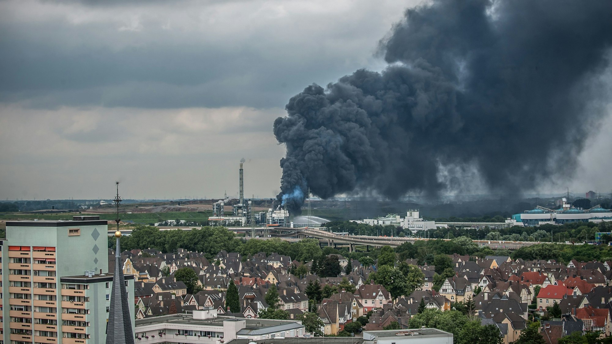 Eine riesige Rauchwolke zieht nach der Explosion in der Bürriger Sondermüll-Verbrennung über Leverkusen.