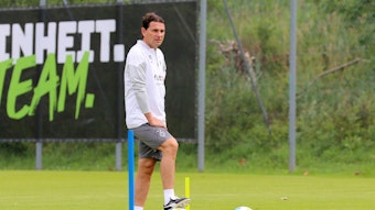 Der neue, starke Mann auf der Position des Cheftrainers bei Fußball-Bundesligist Borussia Mönchengladbach: Gerardo Seoane. Hier zu sehen am 24. Juli 2023 während des Trainingslagers am Tegernsee. Seoane hat seinen rechten Fuß auf einen Ball gestellt und schaut auf das Geschehen.