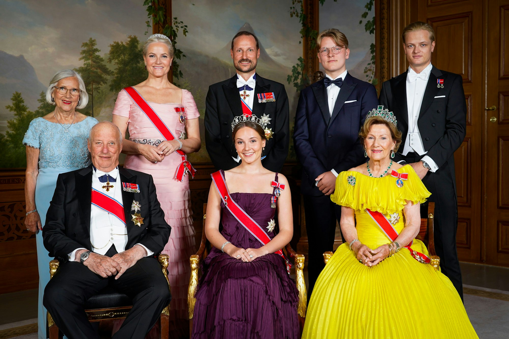 Marit Tjessem, Mutter der Kronprinzessin, Kronprinzessin Mette-Marit, Kronprinz Haakon, Marius Borge Hoeiby, Sohn der Kronprinzessin, Prinz Sverre Magnus, König Harald V. (vorne l-r), Ingrid Alexandra und Königin Sonja.
