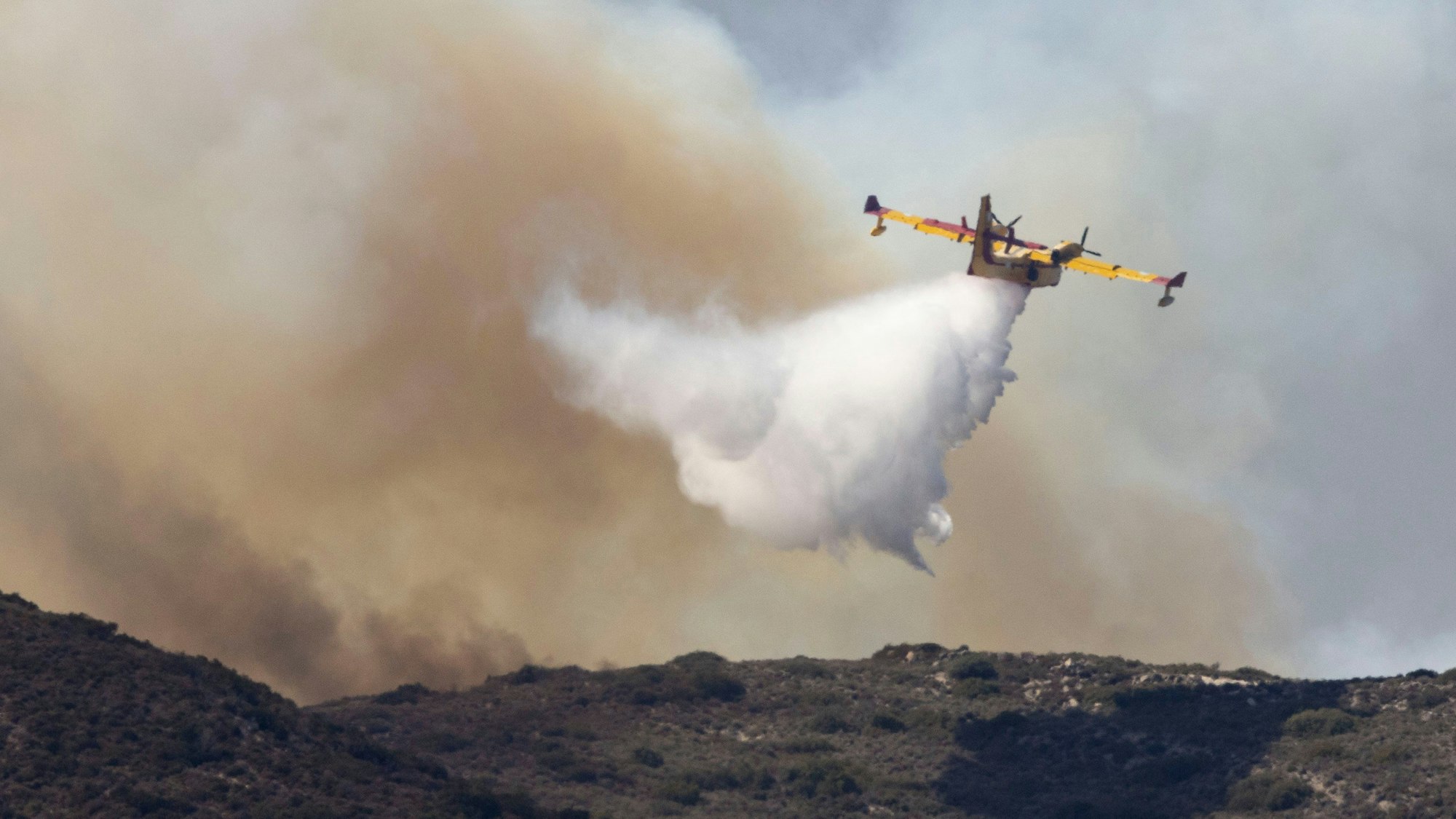 Waldbrand auf Rhodos: Mit einem Löschflugzeug kämpft die Feuerwehr gegen die Flammen, tausende Menschen mussten vor dem Feuer fliehen.