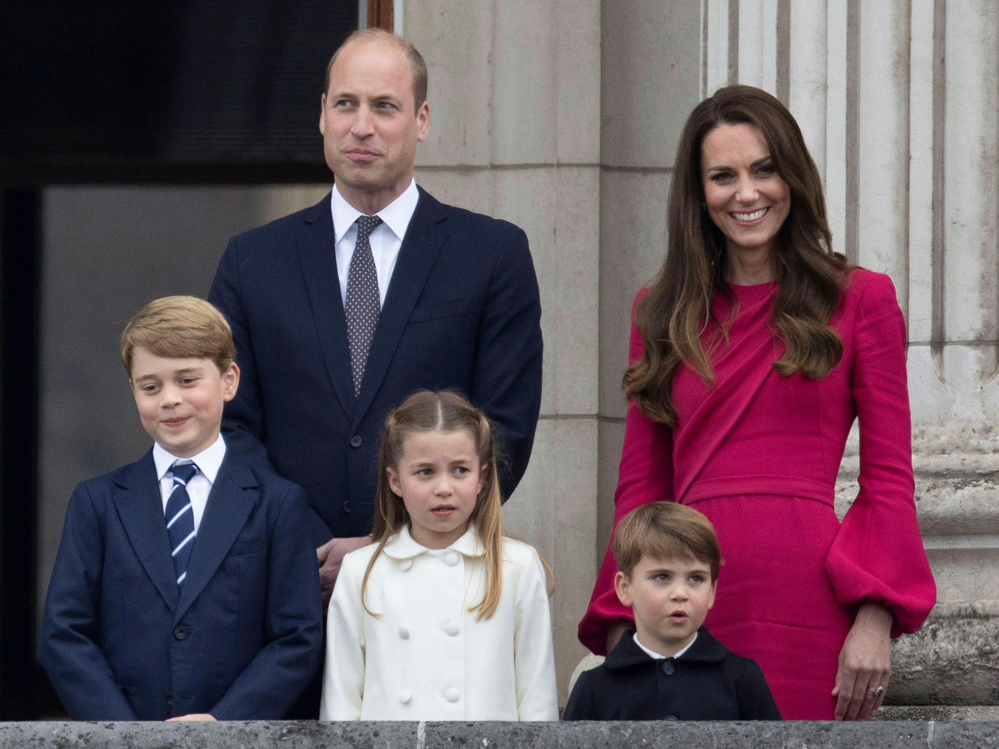 Prinz William und Kate Middleton mit ihren Kindern Prinz George, Prinzessin Charlotte und Prinz Louis am Ende des Festumzugs am letzten Tag der Feierlichkeiten zum Platin-Jubiläum in London.