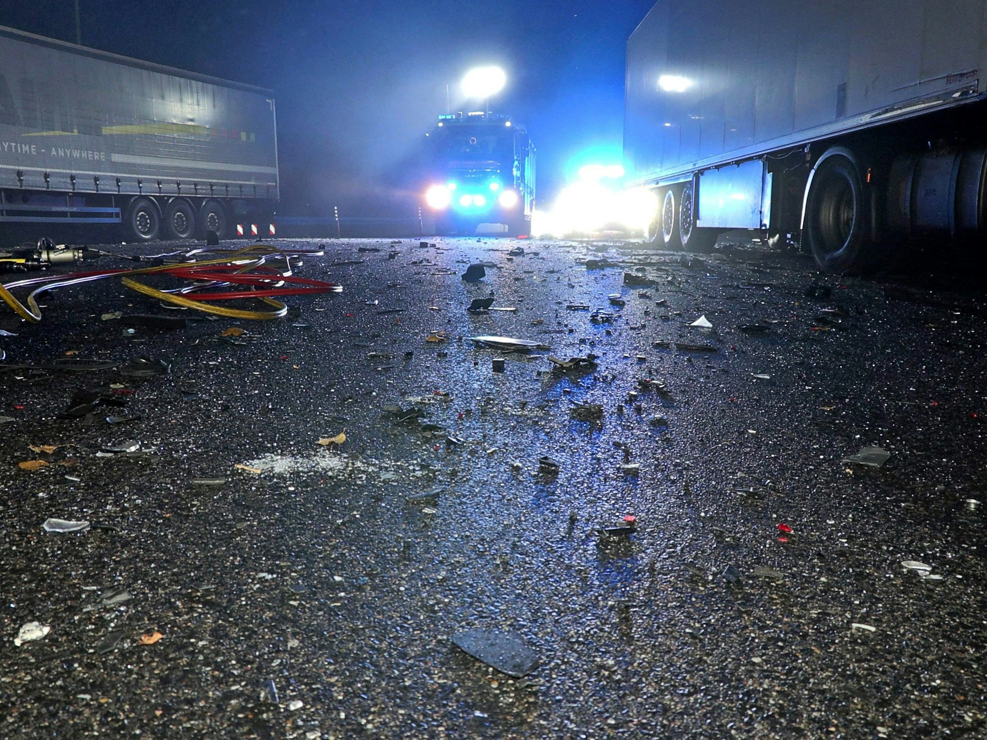 11.12.2022, Nordrhein-Westfalen, Wuppertal: Bei einem Unfall auf einem Raststättengelände an der Autobahn 46 sind in der Nacht zu Sonntag zwei Männer gestorben.
