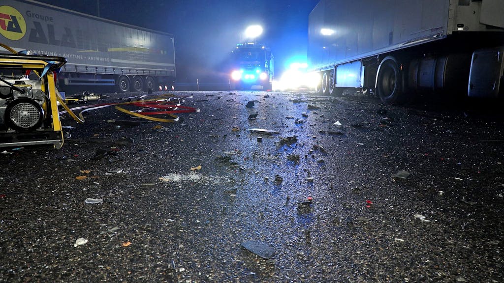 Unfall auf der A46 bei Wuppertal, Blaulicht im Hintergrund.