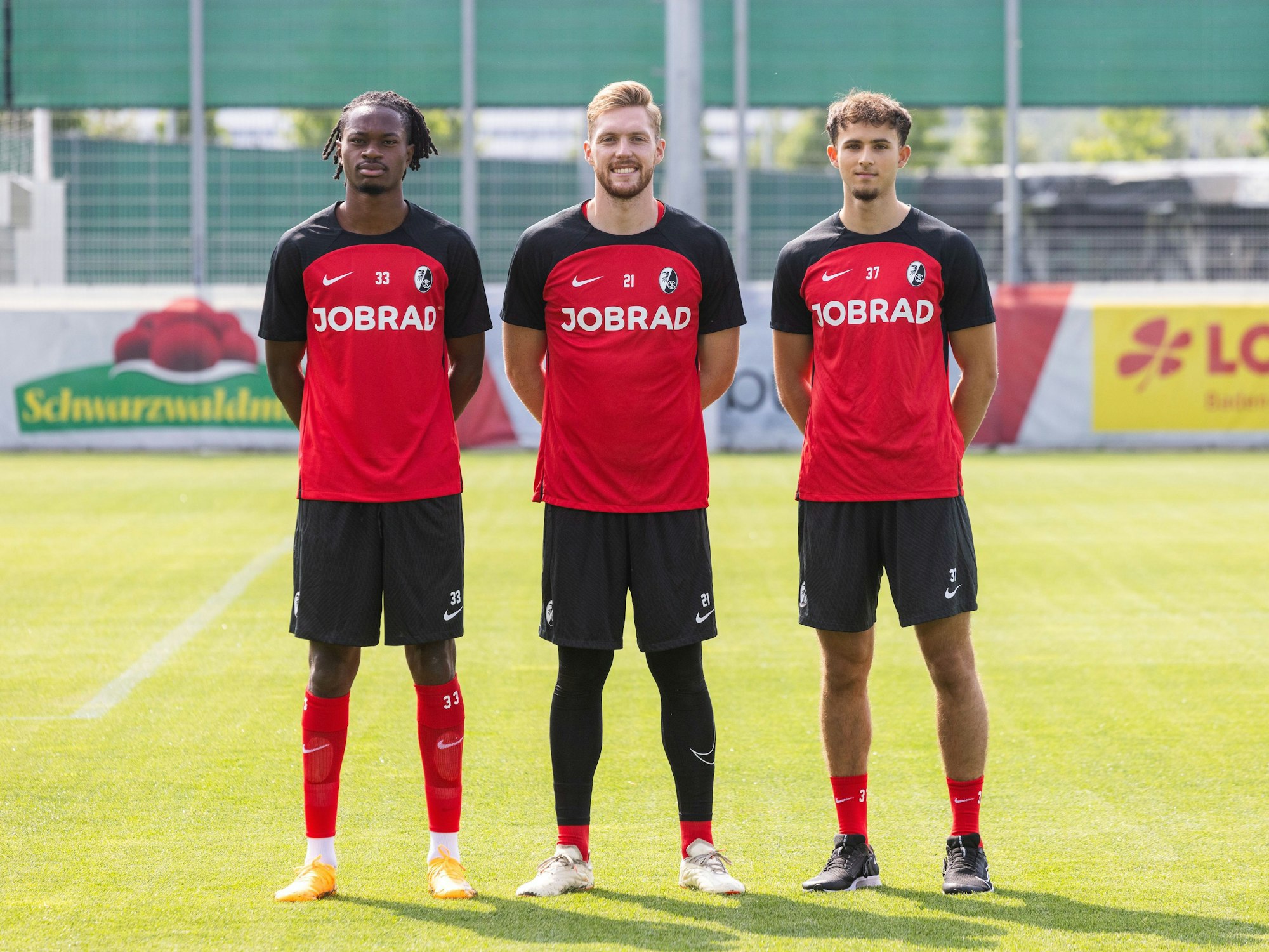 Jordy Makengo (l-r), Florian Müller und Max Rosenfelder, die Neuzugänge des SC Freiburg, stehen auf dem Trainingsplatz des SC Freiburg neben dem Europa-Park-Stadion.