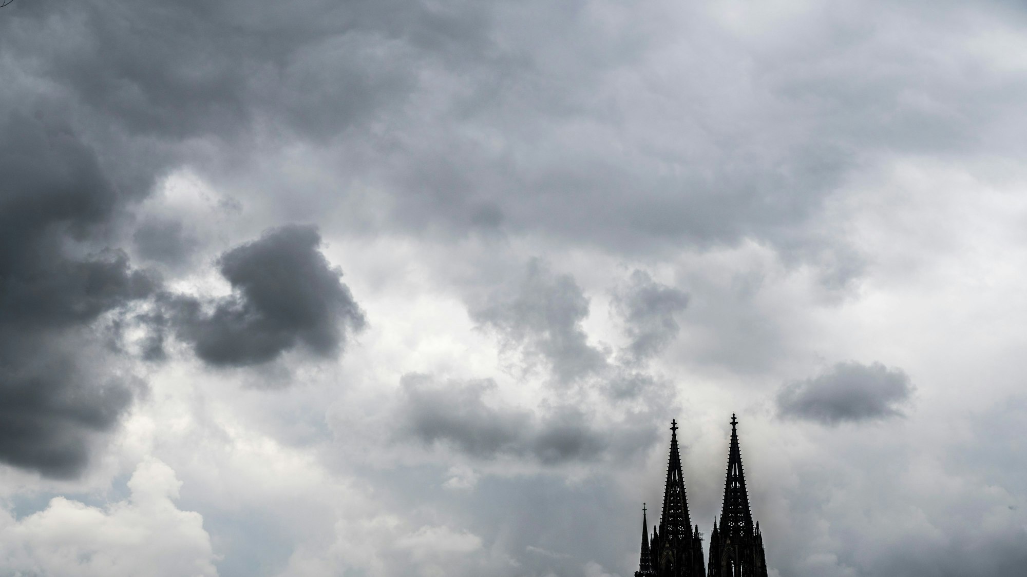 Der Kölner Dom in dunklen Wolken