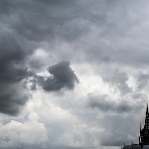 25.07.2023, Köln: Über der Stadt hängen dunkle Wolken. Foto: Uwe Weiser