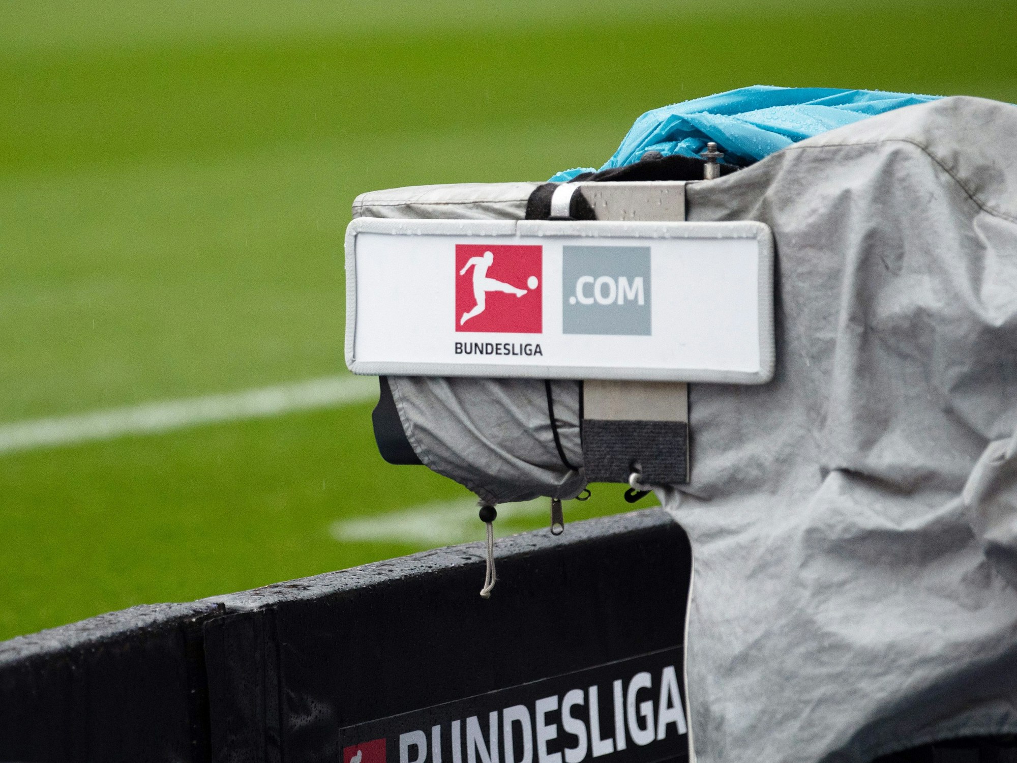 Eine mit einer Plane abgedeckte Fernsehkamera steht vor dem Spiel am Spielfeldrand im Berliner Olympiastadion.