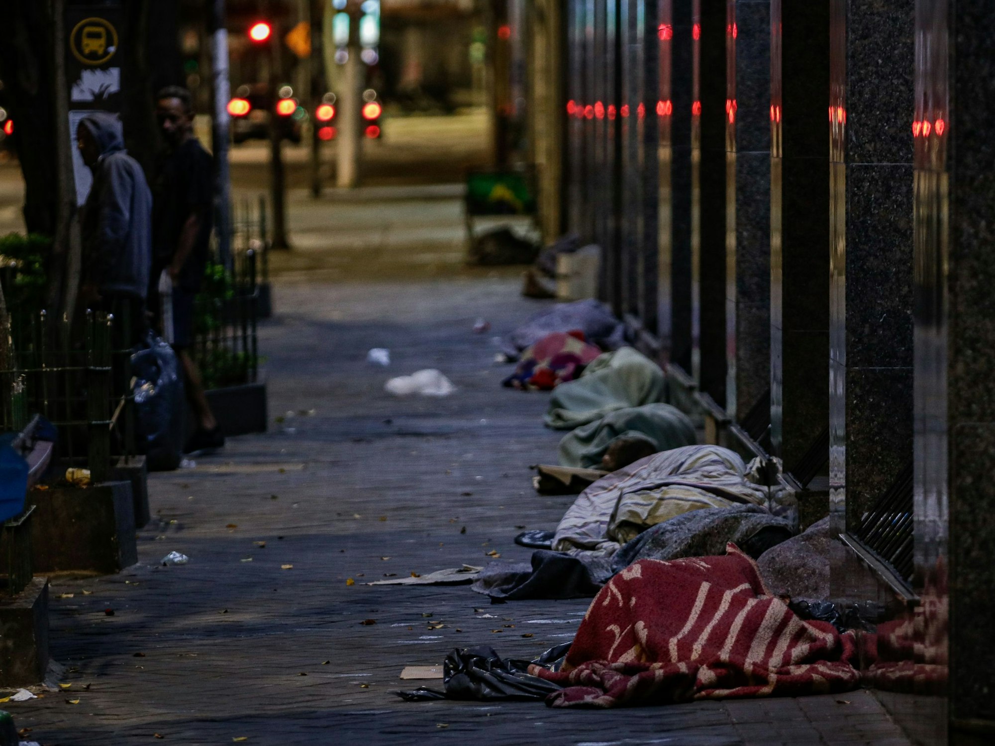 Decken von Obdachlosen liegen nachts auf der Straße, hier im April 2023 in Brasilien.