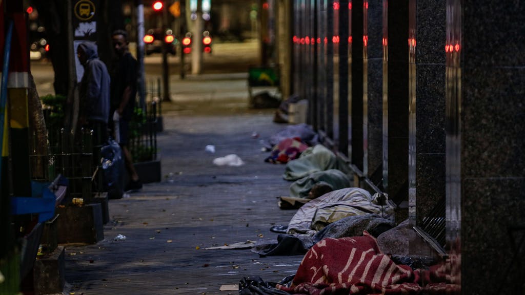 Decken von Obdachlosen liegen nachts auf der Straße, hier im April 2023 in Brasilien.&nbsp;