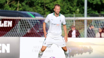 Marvin Friedrich, Verteidiger von Borussia Mönchengladbach, hat in dieser Szene im Testspiel (26. Juli 2023) in Rottach-Egern gegen den FC Ingolstadt den Ball und das Spielgeschehen im Blick. Er schaut aufmerksam.
