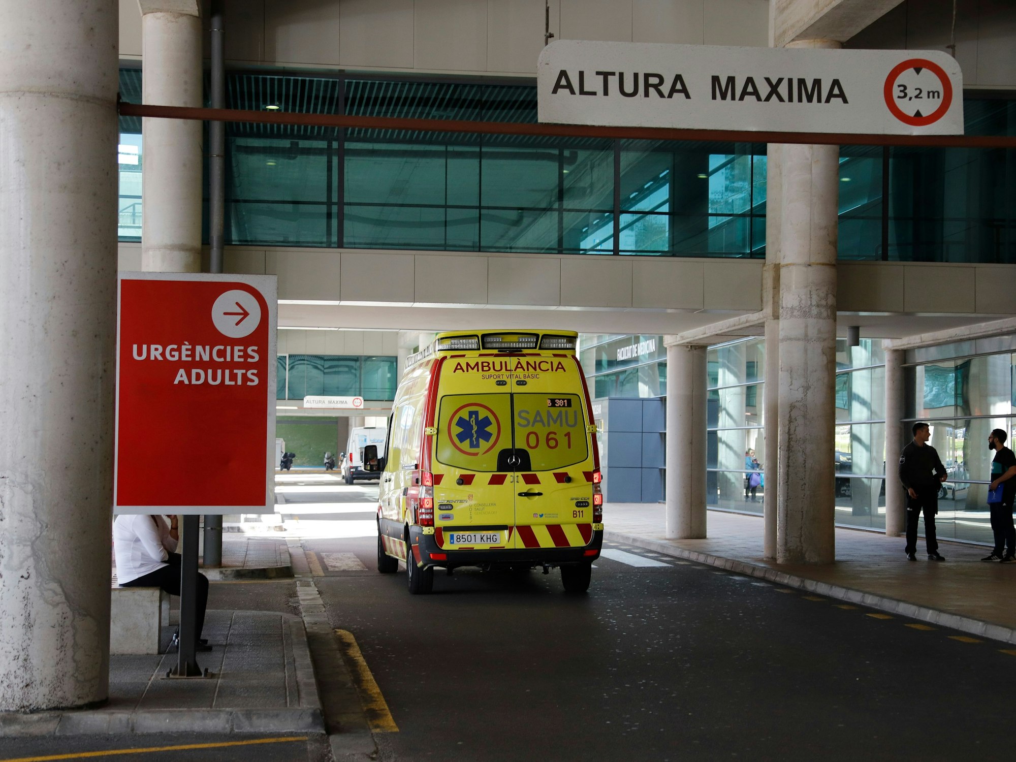 Ein Krankenwagen steht vor dem Universitätskrankenhaus Son Espases auf Mallorca, hier im März 2020.