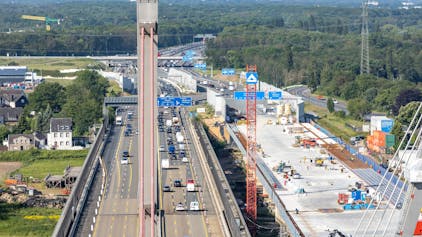 Die Leverkusener Brücke Juni 2023 zu sehen aus der Vogelperspektive. Rechts im Bild der Neubau mit Baustelle.
