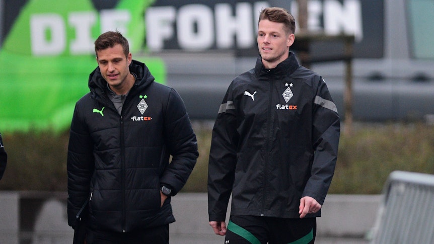 Fabian Otte (l.), hier am 19. Januar 2023 gemeinsam mit Jonas Omlin (r.), Keeper von Borussia Mönchengladbach auf dem Trainingsplatz im Borussia-Park.