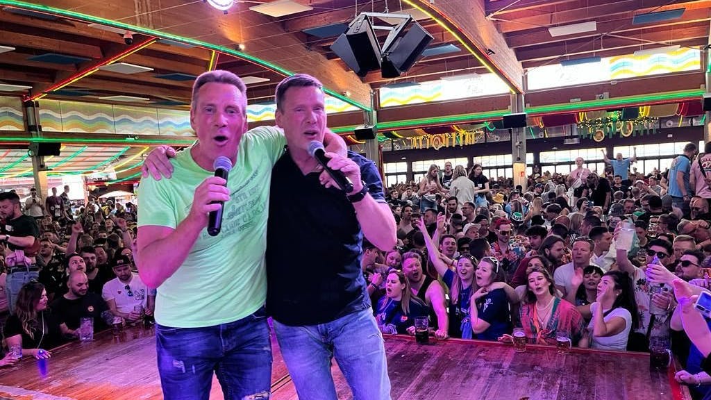 Jürgen und Peter Milski während eines Auftritts im Bierkönig auf Mallorca.