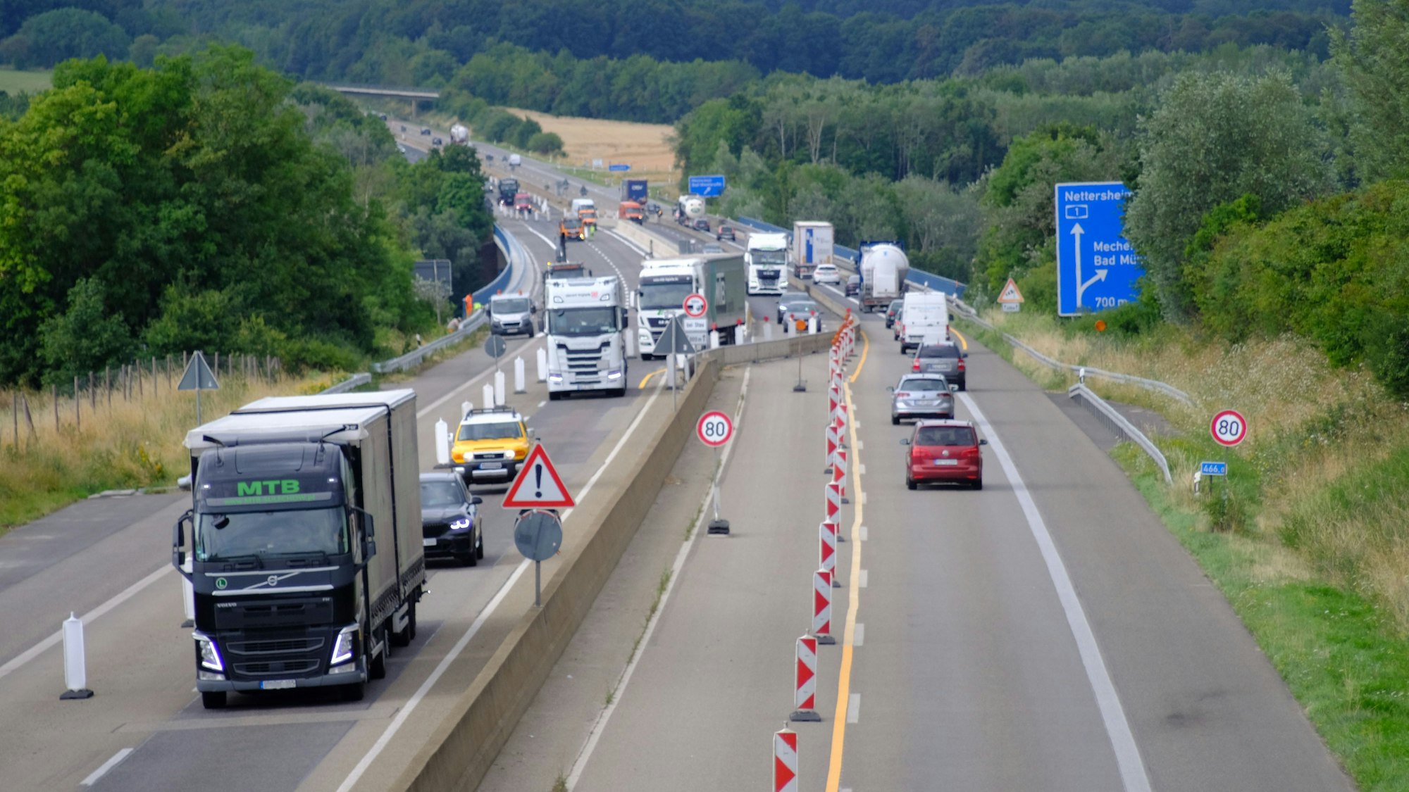 Autos und Lastwagen fahren auf der A-1 Brücke bei Mechernich, als dort noch eine Baustelle eingerichtet war.
