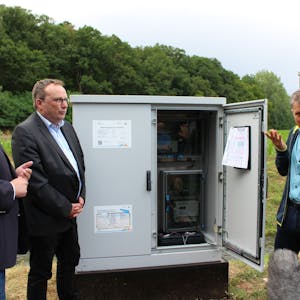 NRW-Umweltminister Oliver Krischer und der Landtagsabgeordnete Klaus Voussem stehen an der neuen Messstation.