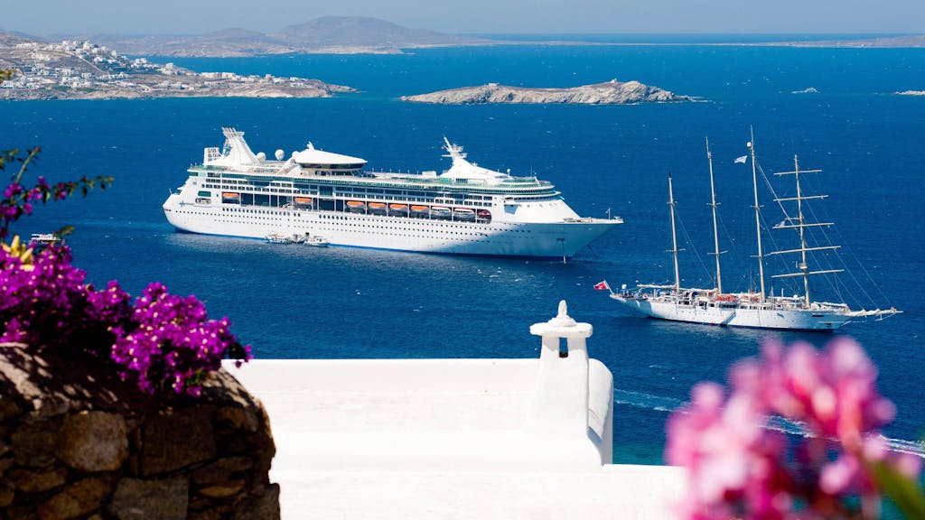 Ein riesiges Kreuzfahrtschiff ankert vor Mykonos.