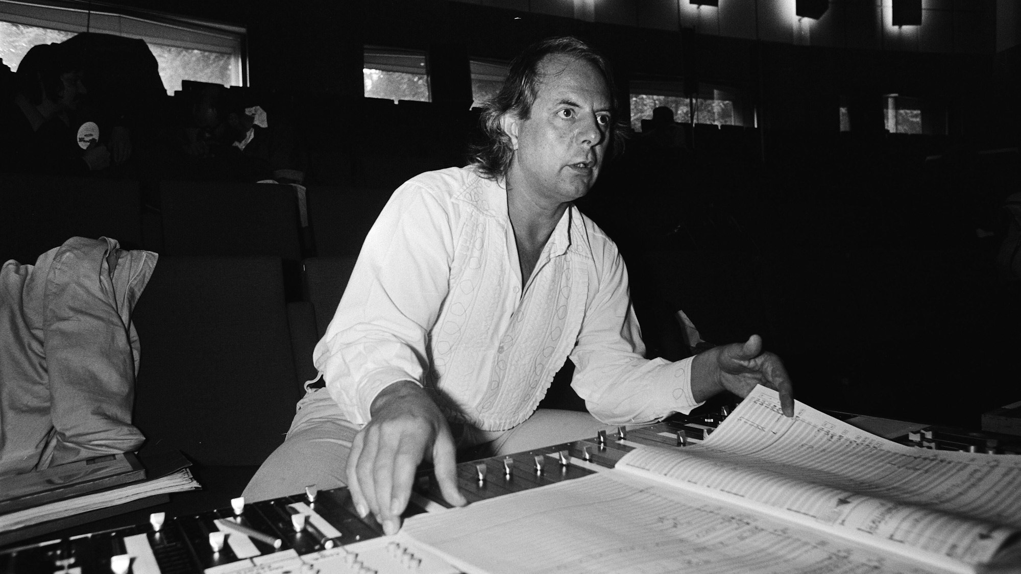 Karlheinz Stockhausen sitzt während einer Probe zu seinem Stück „Michaels Heimkehr“ an einem Schaltpult.