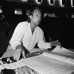 Karlheinz Stockhausen sitzt während einer Probe zu seinem Stück „Michaels Heimkehr“ an einem Schaltpult.&nbsp;