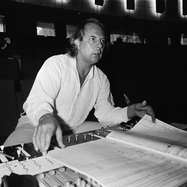 Karlheinz Stockhausen sitzt während einer Probe zu seinem Stück „Michaels Heimkehr“ an einem Schaltpult.