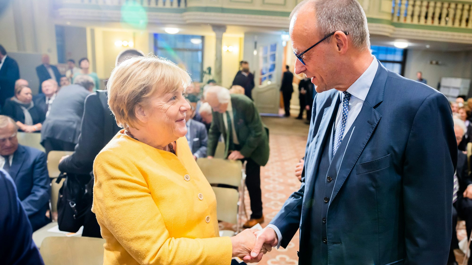 Angela Merkel (CDU), ehemalige Bundeskanzlerin, und Friedrich Merz, CDU-Bundesvorsitzender, bei der Eröffnungsveranstaltung der Bundeskanzler-Helmut-Kohl-Stiftung in Berlin (Archivbild).