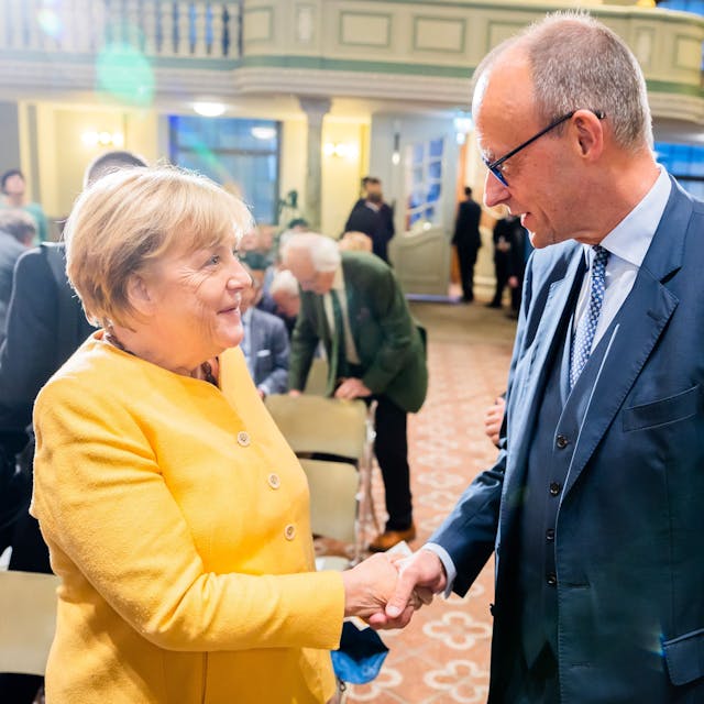 Angela Merkel (CDU), ehemalige Bundeskanzlerin, und Friedrich Merz, CDU-Bundesvorsitzender, bei der Eröffnungsveranstaltung der Bundeskanzler-Helmut-Kohl-Stiftung in Berlin (Archivbild).