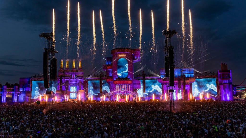 Feuerwerk beim Auftritt des schwedischen DJ Alesso bei seinem Auftritt auf der Mainstage des Parookaville-Festivals 2023.