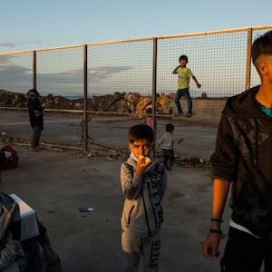 Flüchtlinge aus dem niedergebrannten Lager Moria auf Lesbos und von anderen griechischen Inseln stehen im Hafen von Lavrio bei Athen.&nbsp;