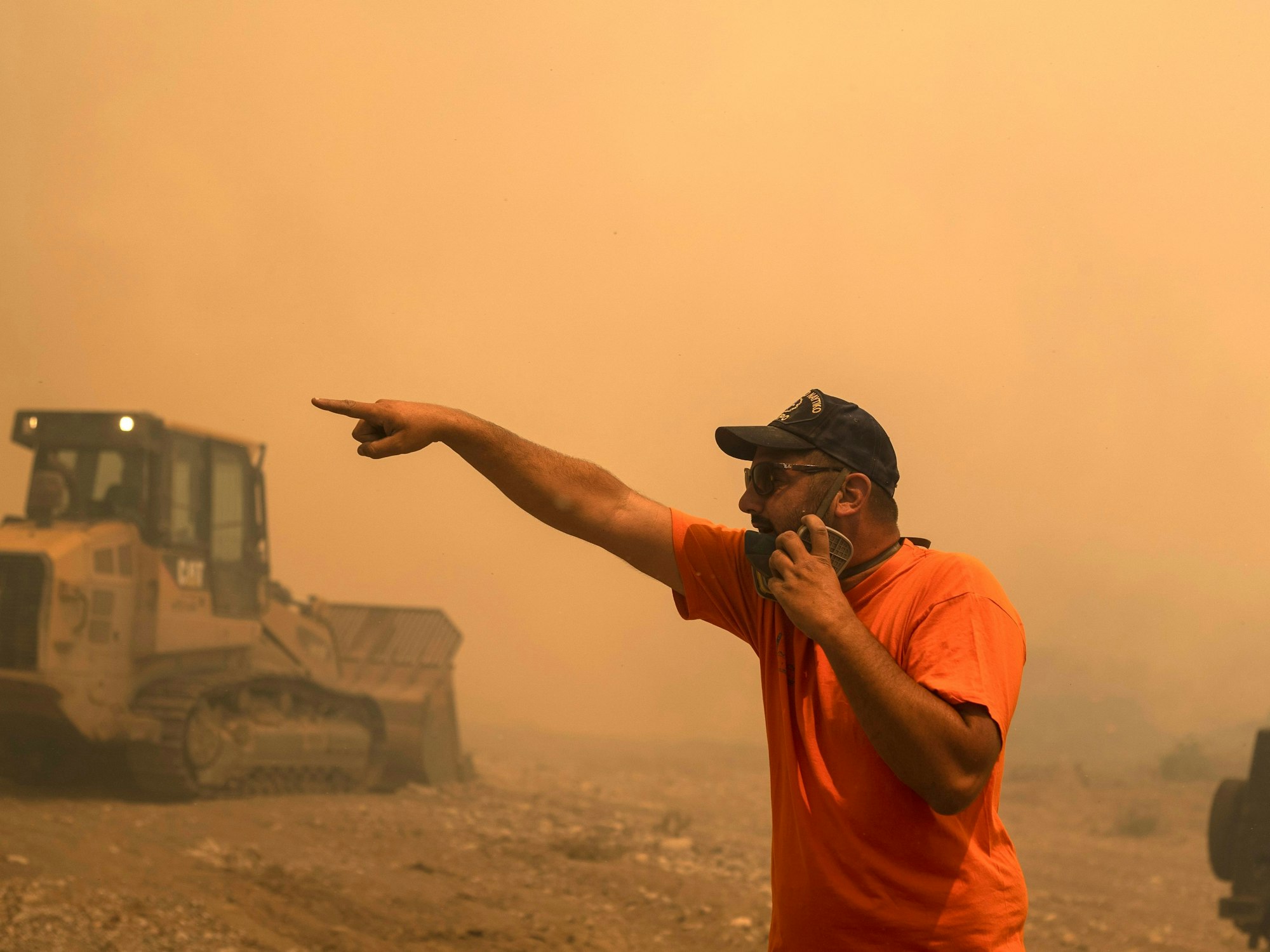 Ein freiwilliger Helfer gibt während eines Waldbrandes Anweisungen.