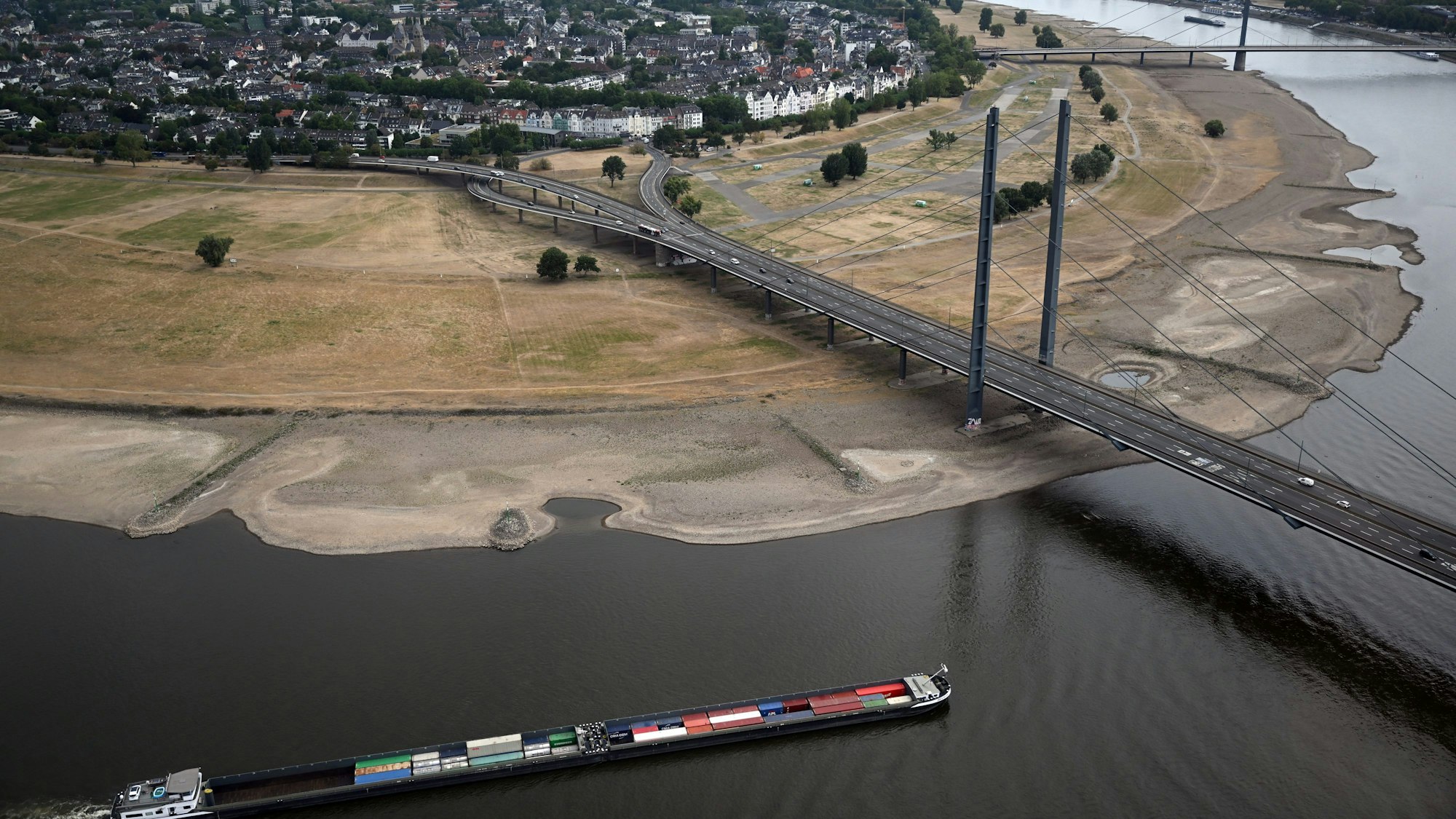Ein Frachtschiff fährt auf dem Rhein.