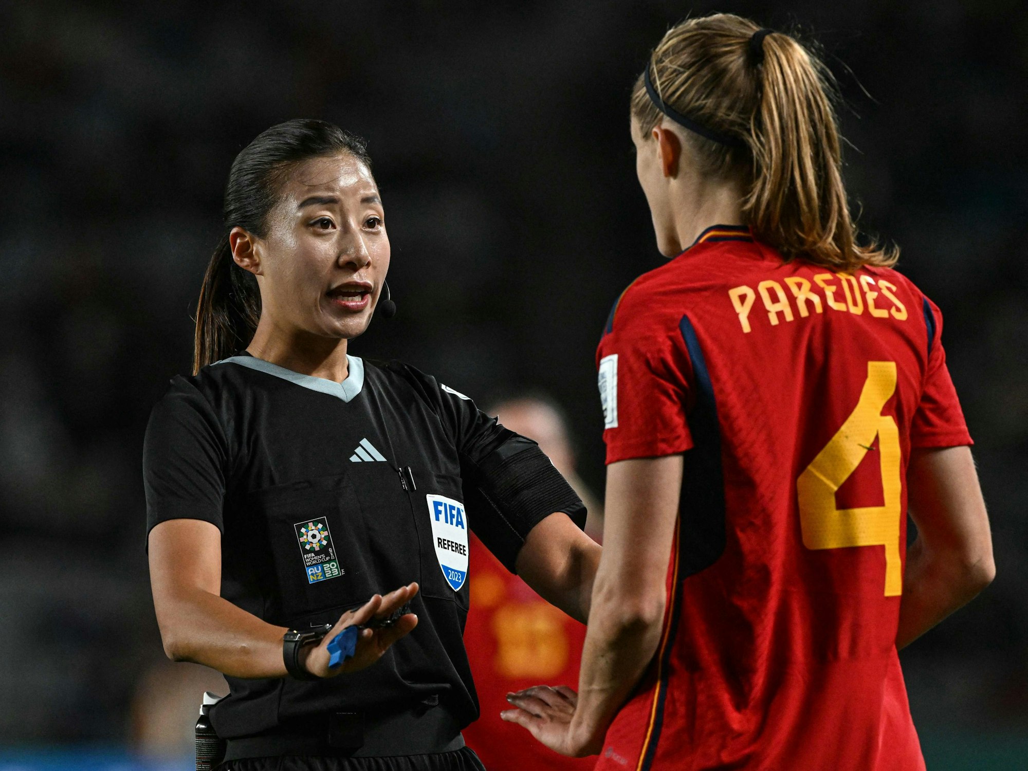 Schiedsrichterin Oh Hyeon-jeong (l.) erklärt Spaniens Irene Paredes (r.) ihre Entscheidung.