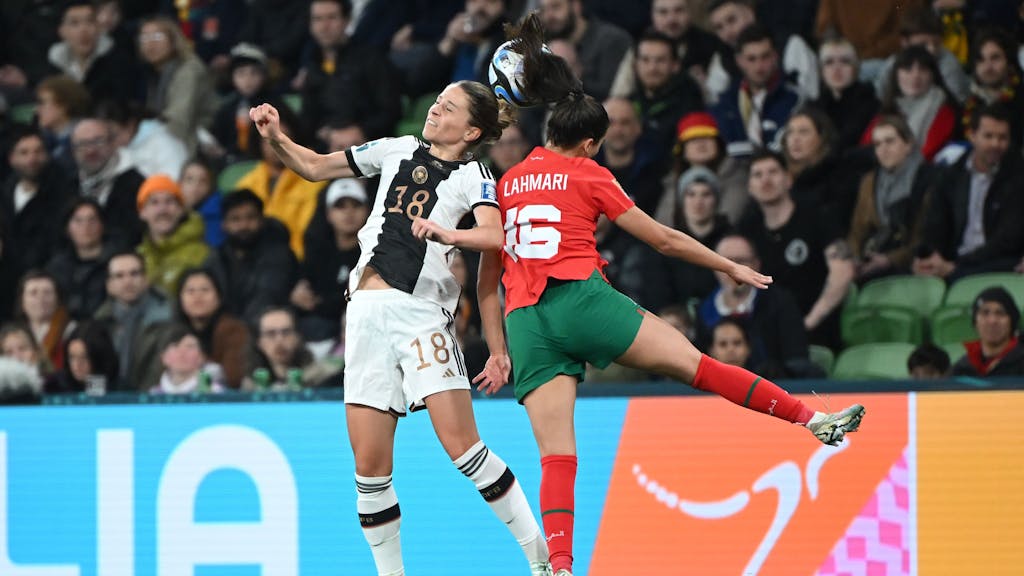 Deutschlands Melanie Leupolz (l) im Kopfballduell gegen Marokkos Anissa Lahmari (r).