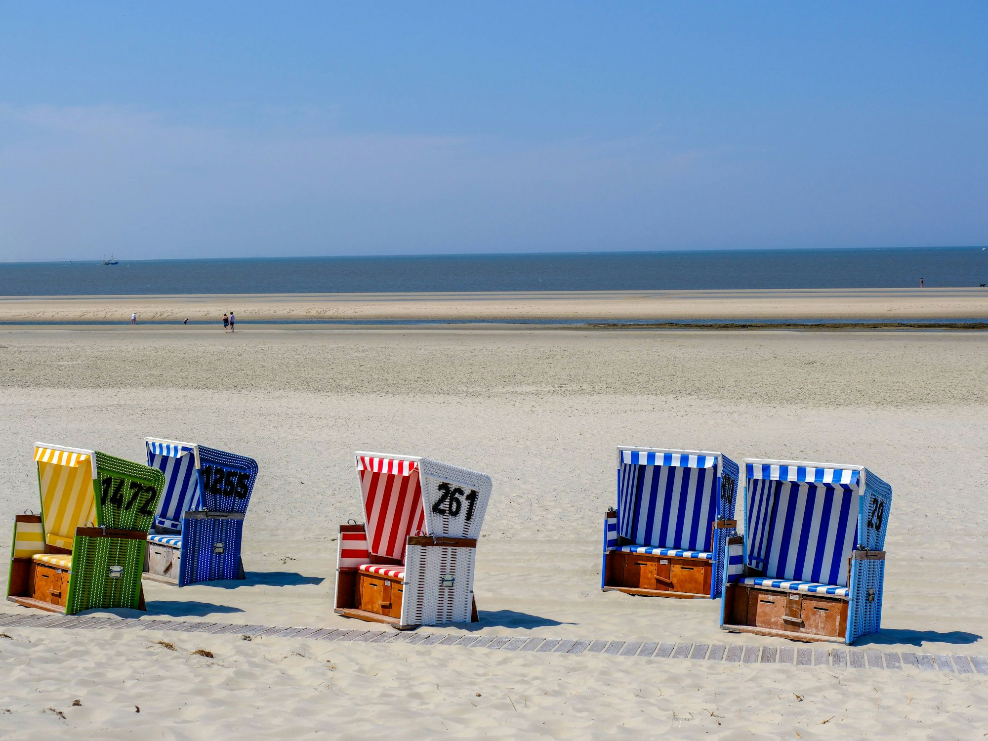 Bunte Strandkörbe am Strand auf der Nordseeinsel Langeoog.