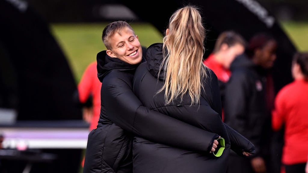 Quinn (l.) umarmt Teamkollegin Jordyn Huitema während einer Trainingseinheit in Melbourne.