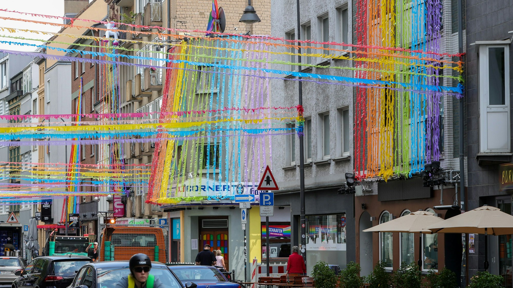 Die Schaafenstraße ist vor Beginn des Cologne Pride 2023 bereits mit zahlreichen Regenbogenfahnen geschmückt.