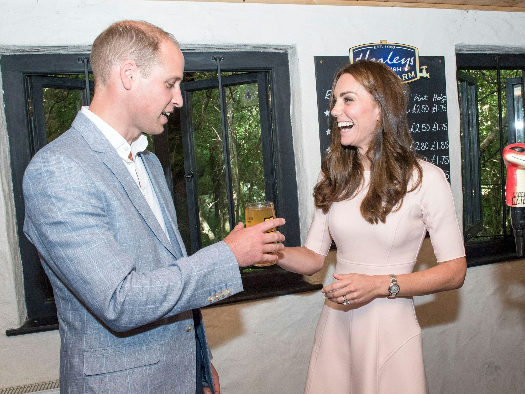Prinz William, Herzog von Cambridge, und Catherine, Herzogin von Cambridge, besuchen Healey's Cornish Cider Farm, ein florierendes lokales Unternehmen, das am 1. September 2016 in Truro, Vereinigtes Königreich, sein 30-jähriges Bestehen feiert und eine der wichtigsten Touristenattraktionen der Region ist.