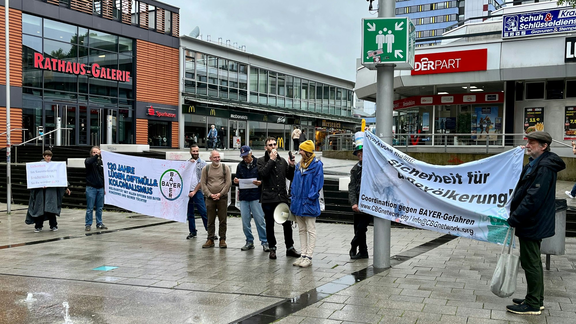 Mitglieder der „Coordination gegen Bayer-Gefahren“ auf dem Rathausplatz