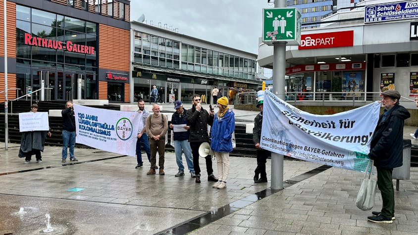 Mitglieder der „Coordination gegen Bayer-Gefahren“ auf dem Rathausplatz